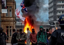 uk contains riots with in force deployment